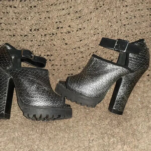 SHELLYS LONDON-Silver/Black-SCALES-Silver/Black-Leather Heels-Sz 7.5-Excellent